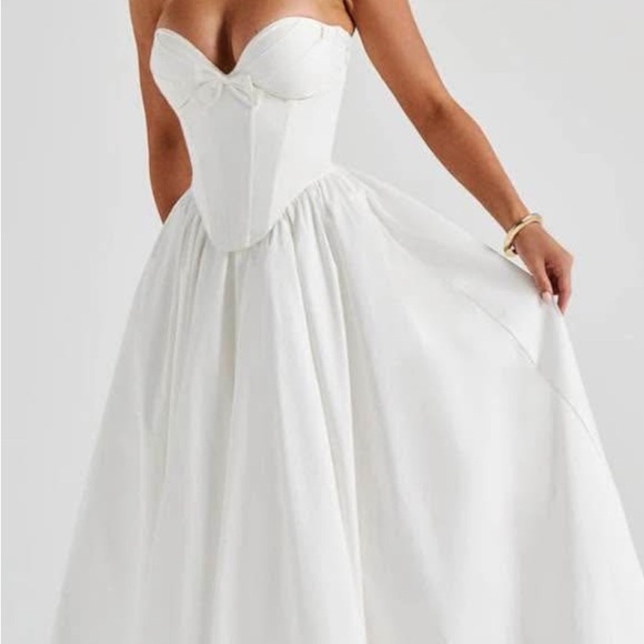 babyboo Dresses & Skirts - Elegant White Strapless Dress